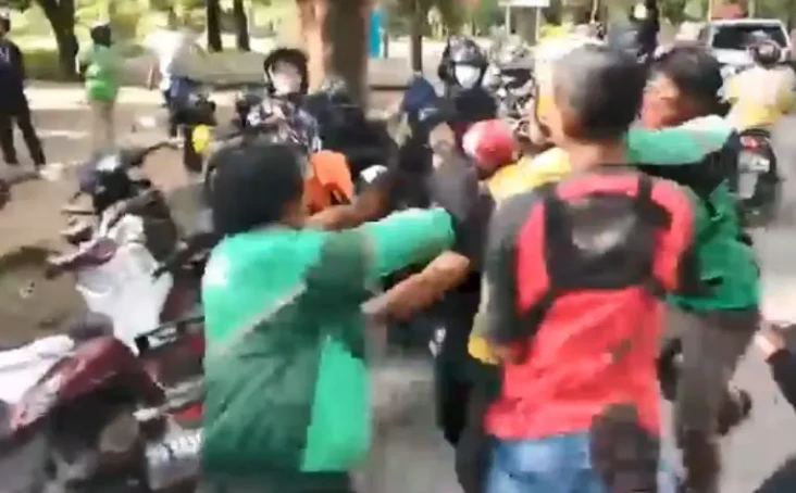 Pengamen Babak Belur...