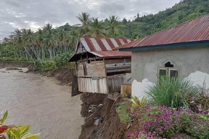 1 Rumah Hanyut dan 3...
