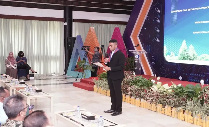 Wisuda 49 Lulusan Program...