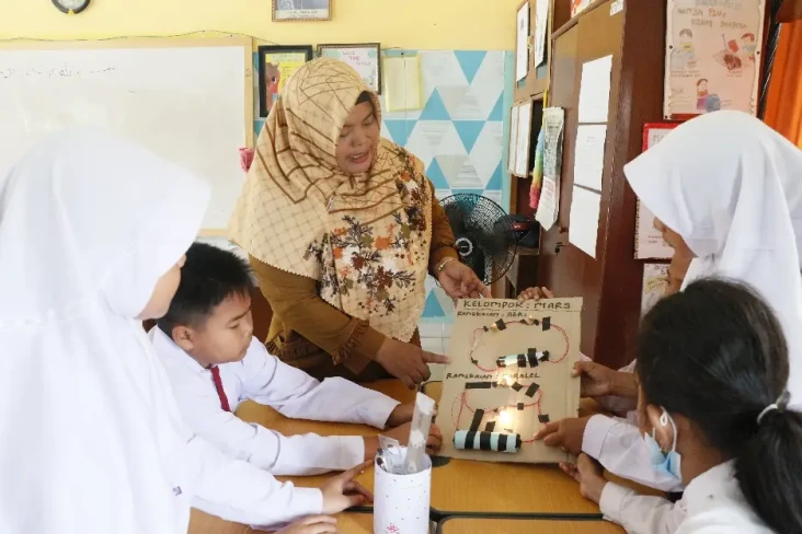 Ratusan Guru dan Pakar...