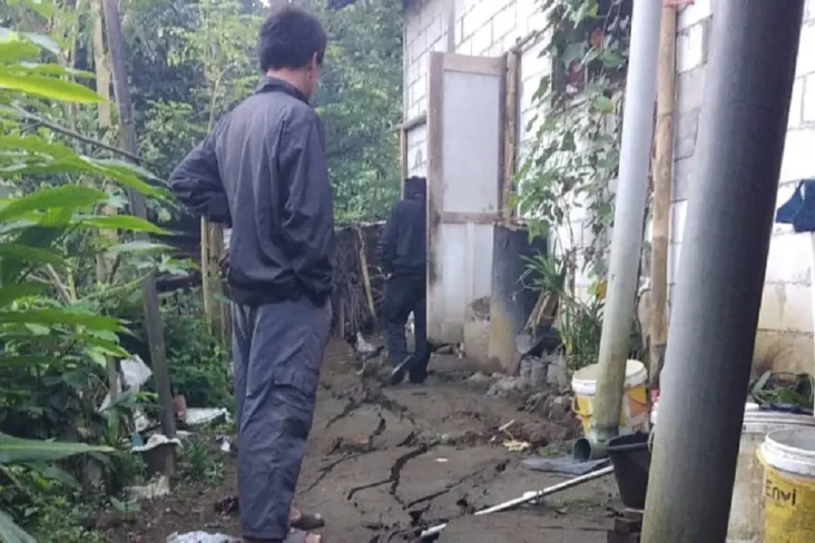 Ada Pergerakan Tanah...
