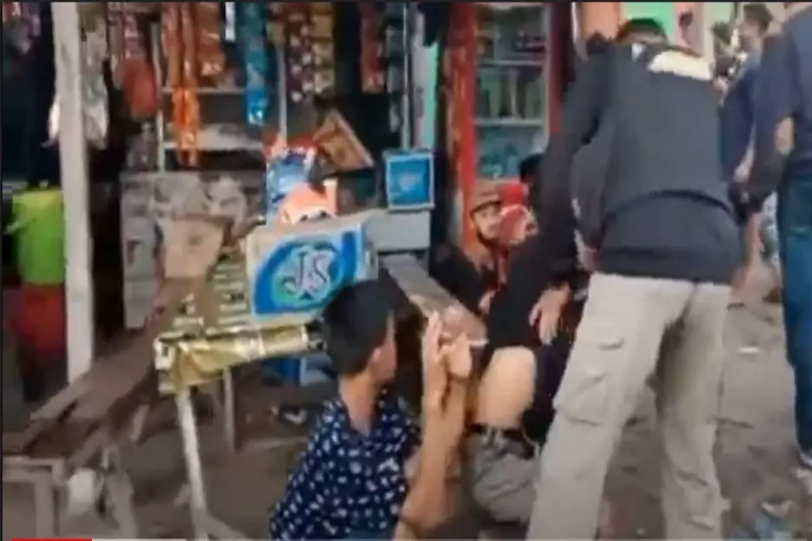 Gerebek Pesta Miras,...