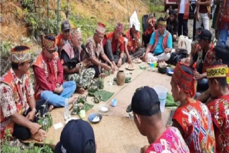 Suku Dayak dan Melayu...