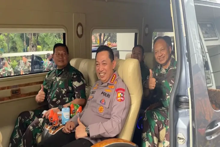 Berangkat Satu Mobil,...