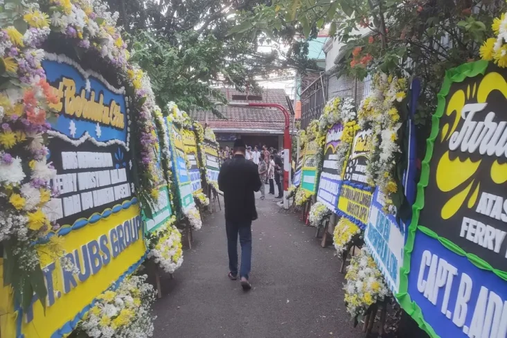 Pelayat Berdatangan,...