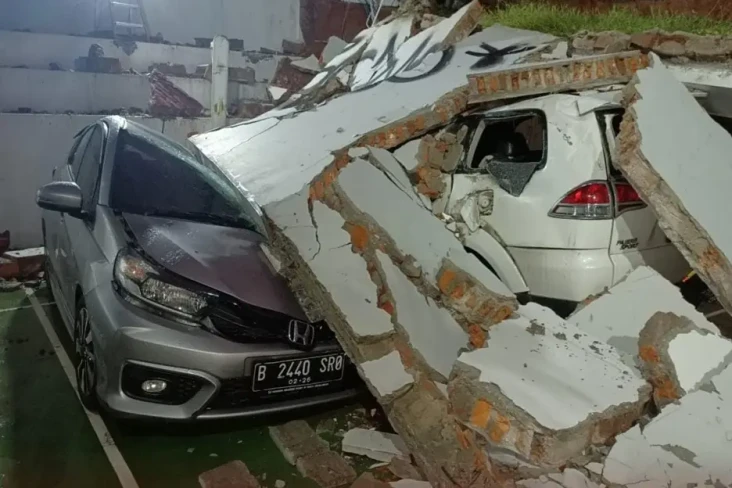 Tembok Pembatas Gedung...