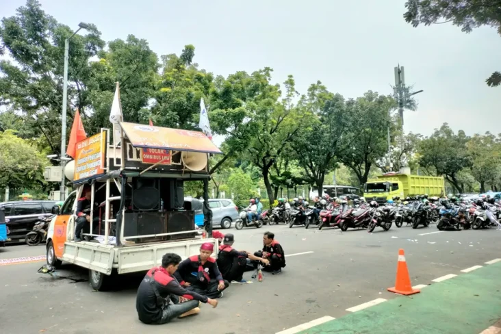 Buruh Demo di Depan...