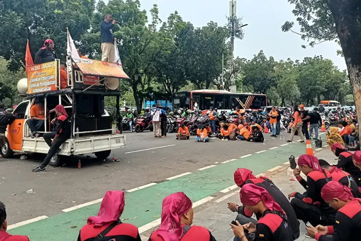 Buruh Demo UMP Rp4,9...