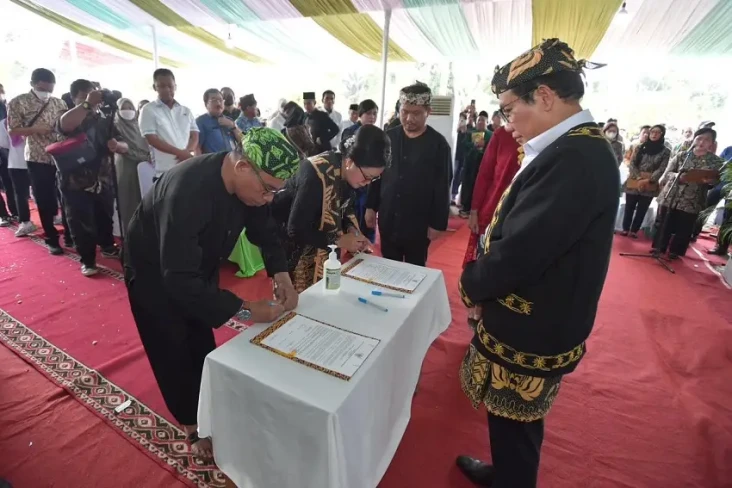 Lantik Pejabat di Desa,...