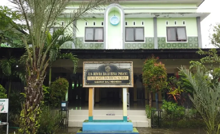 Pesantren La-Royba Bali,...