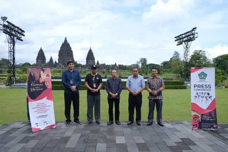 Gandeng Pelajar dan...