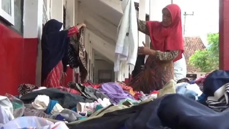 Tak Sempat Ganti Baju...