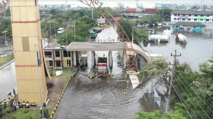 Terendam Banjir Rob,...