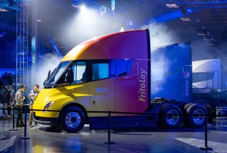 Tesla Selesaikan Pengiriman...