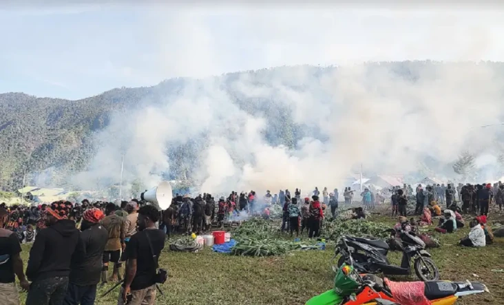 Ribuan Warga Ikuti Prosesi...
