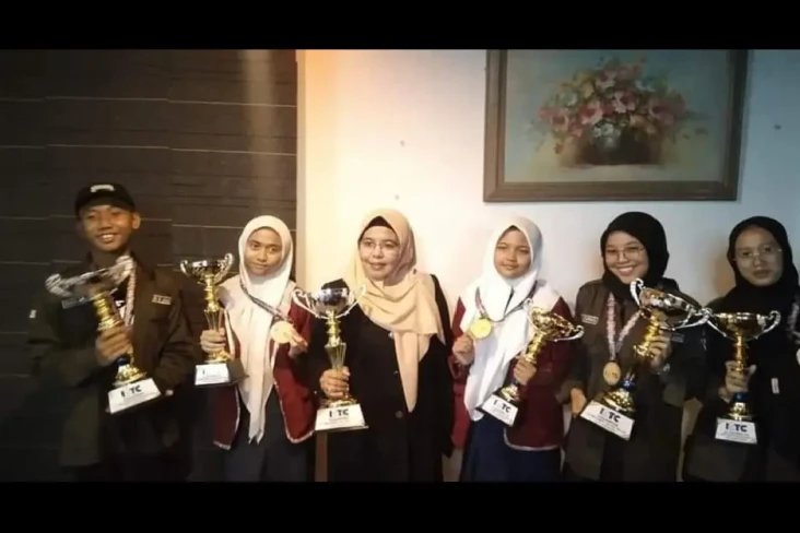 Tim Robotik Madrasah...
