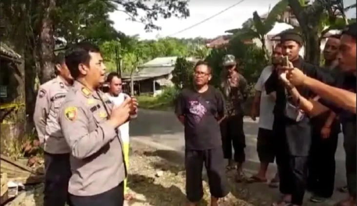 Meresahkan, Warung Remang-remang...