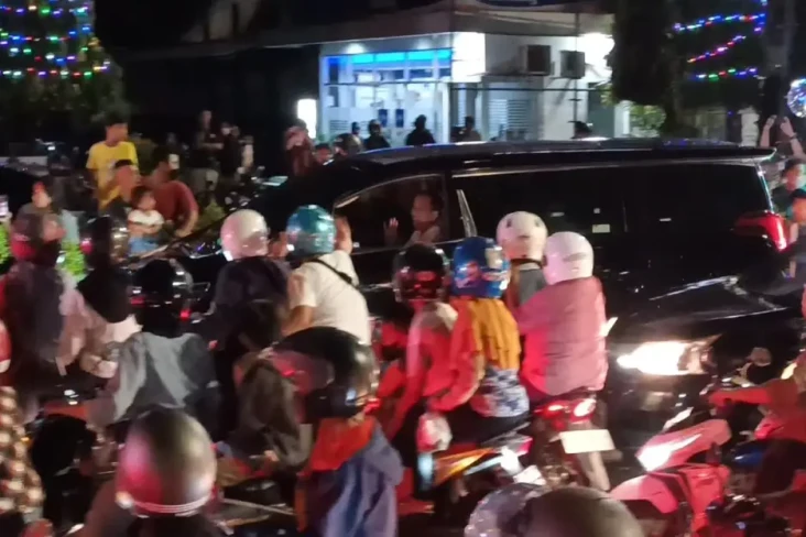 Menikmati Malam Minggu...