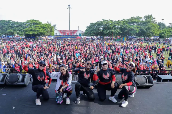 Kemeriahan Ribuan Warga...