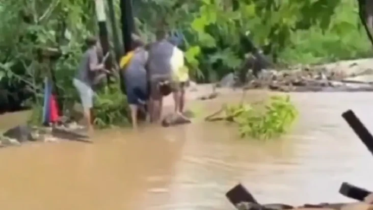 Nekat Terobos Banjir...