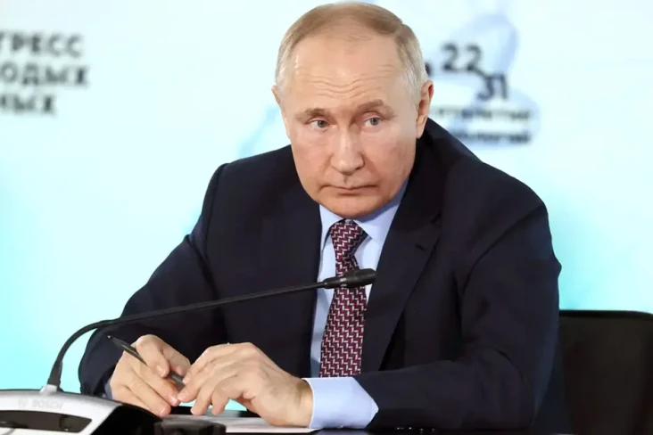 Putin Dilaporkan Jatuh...