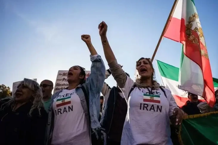 Demonstran Iran Serukan...