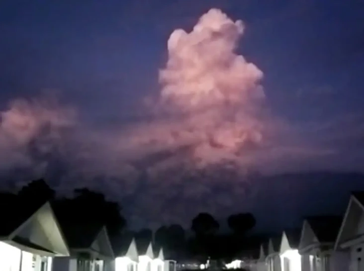 Gunung Semeru Erupsi...
