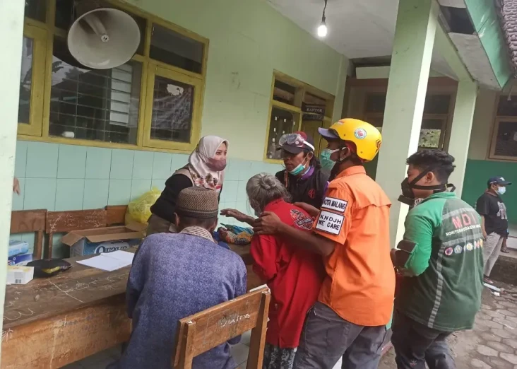 16 Orang di Pondok Dekat...