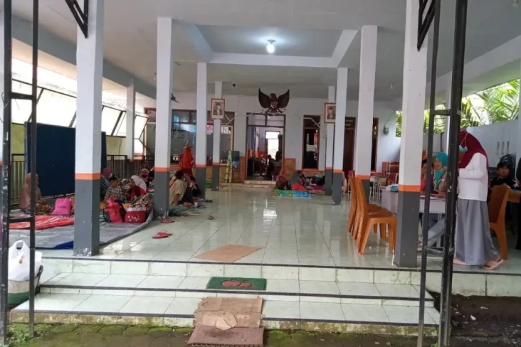 Semeru Meletus Muntahkan...