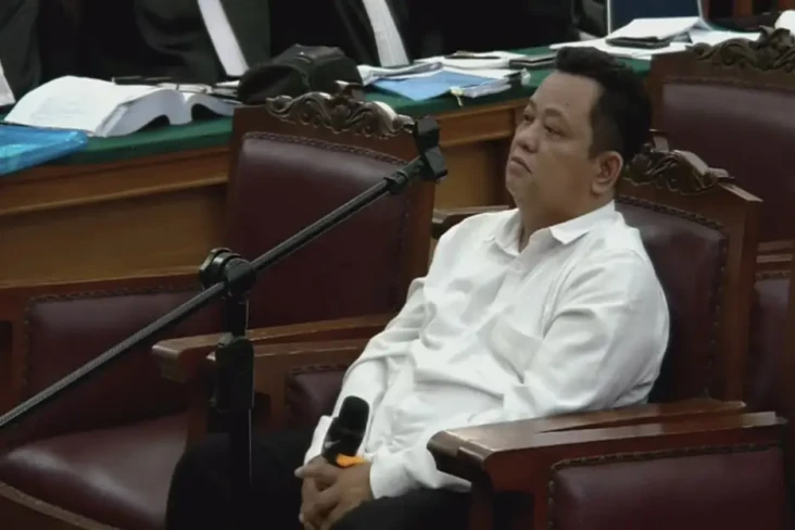 Kuat Maruf: Sambil Menangis,...