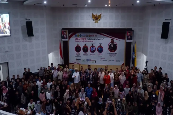 Ditutup Bedah Buku Diplomasi...