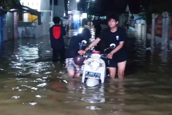 Tanggul Jebol, Satu...