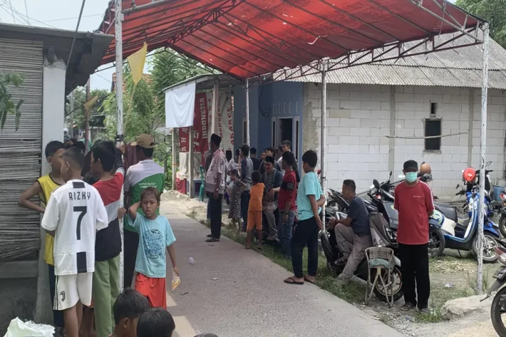 Di Hadapan Teman-temannya,...