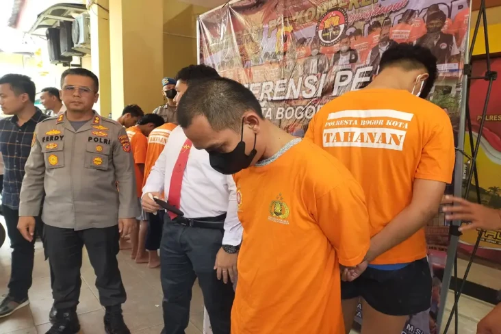 Tangkap Pengedar Uang...