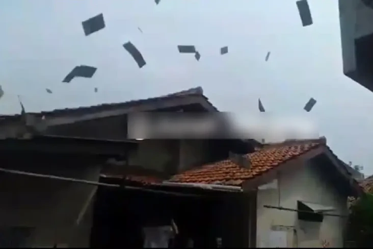 Heboh Hujan Uang di...