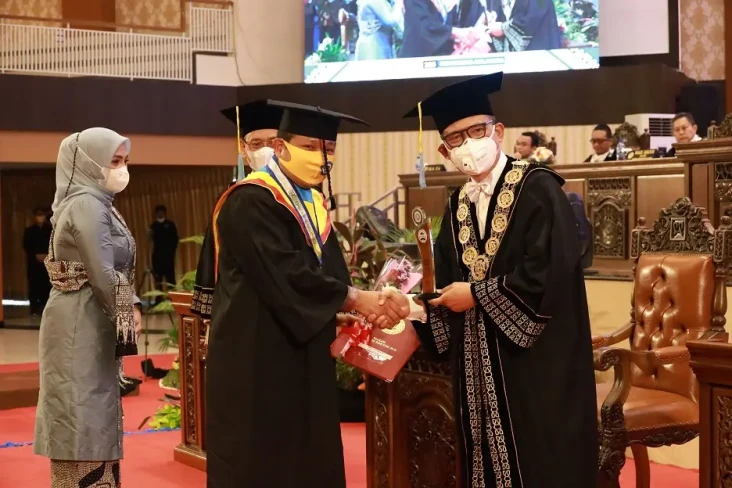 Kapolda Jatim Jadi Wisudawan...