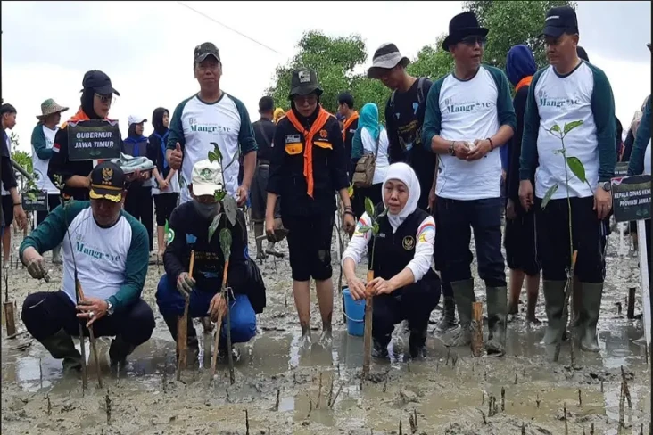 Gubernur Jatim Tanam...