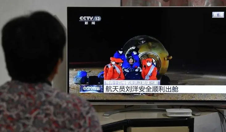 Astronot Kru Shenzhou...