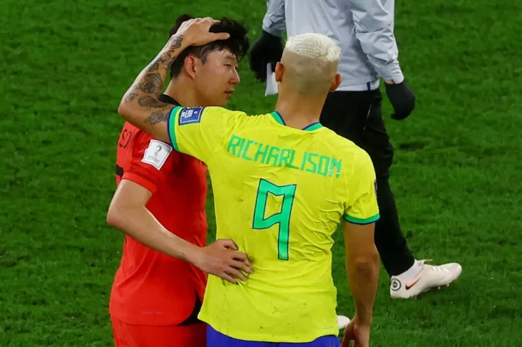 Richarlison Rangkul...