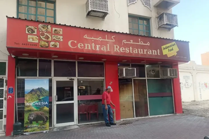 Mencicipi Masakan Restoran...