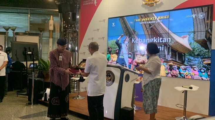 Ganjar Pranowo Tawarkan...