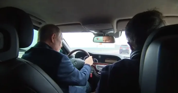 Putin Mengemudi Mobil...