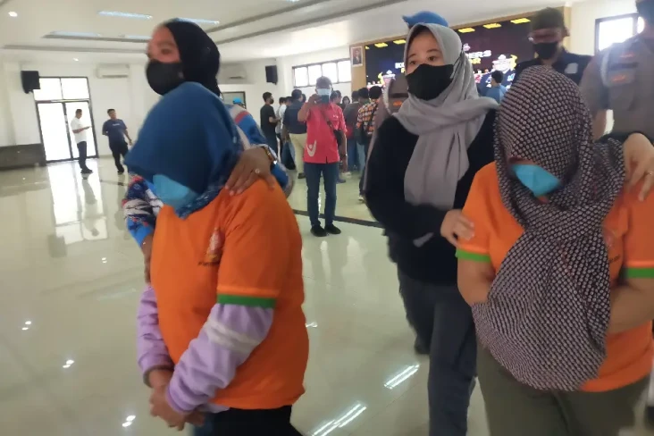 Polisi Tahan 2 Wanita...