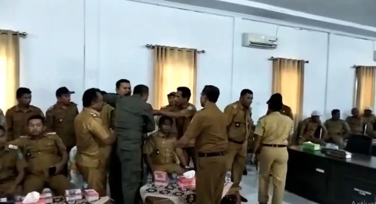 Kesal Dana Desa Dipotong,...