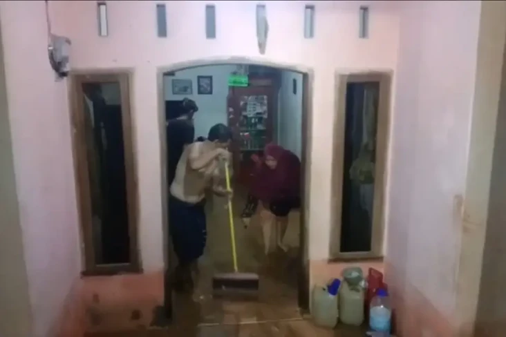 Banjir Terjang Lebak,...