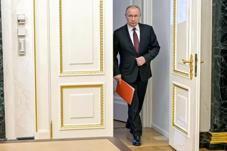 Putin Dilaporkan Jatuh...