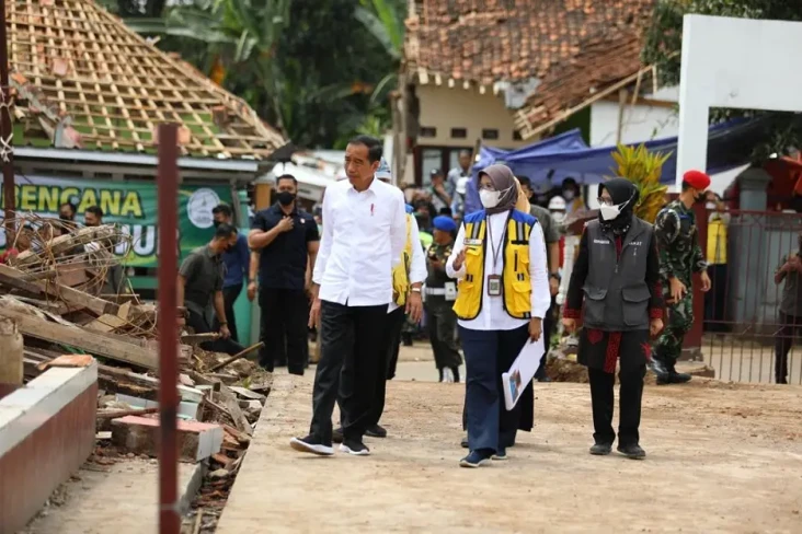 Jokowi Serahkan Dana...