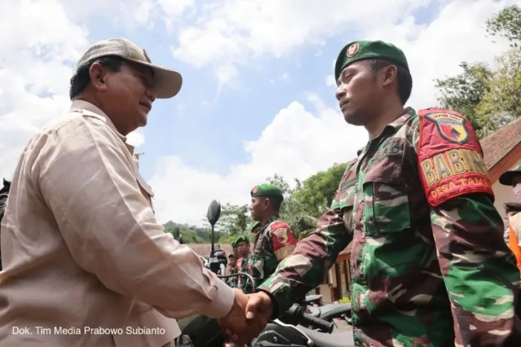 Prabowo Serahkan 10...