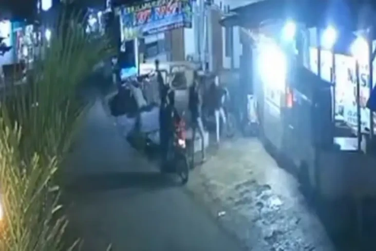 Dikalungi Celurit, Penjual...
