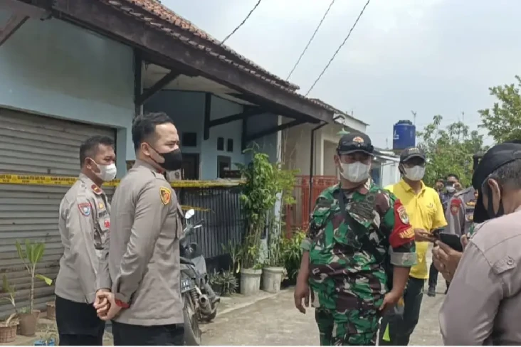 Mayat Membusuk Dalam...